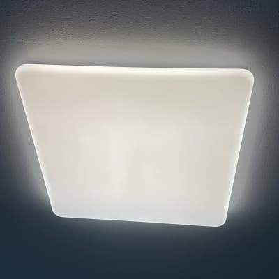 תאורת תקרה מרובעת מוארת בחדר חשוך