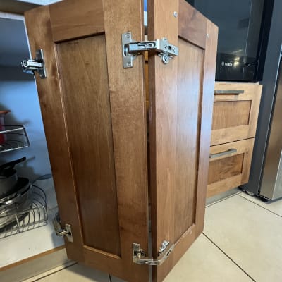 ארון עץ פתוח עם צירי מתכת מותקנים