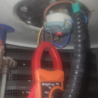 מד זרם מחובר למערכת חימום סולארית