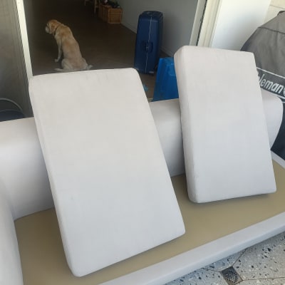 כריות ספה מונחות לייבוש לאחר ניקוי