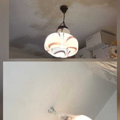 תקרה עם סימני רטיבות ומנורה תלויה