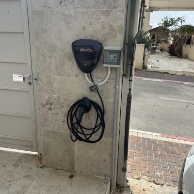 עמדת טעינה לרכב חשמלי מותקנת על קיר חיצוני