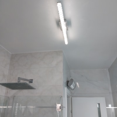 תקרה צבועה עם תאורה בחדר אמבטיה