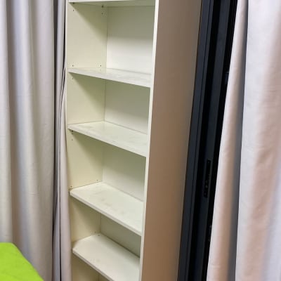 ארון מדפים לבן ריק ליד וילון