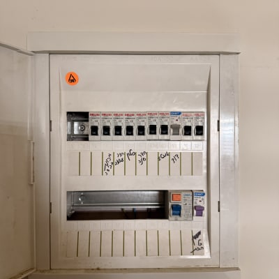 לוח חשמל עם מפסקים שונים