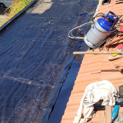 גג אטום בזפת עם בלון גז וכלים