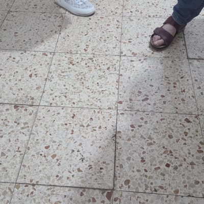 רצפה עם אריחים ושתי זוגות נעליים