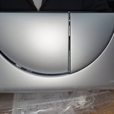 לחצן הדחה כסוף עם לוגו של חברת SCHWAB