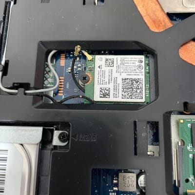 כרטיס רשת אלחוטי מותקן במחשב נייד עם חיבורים חשמליים