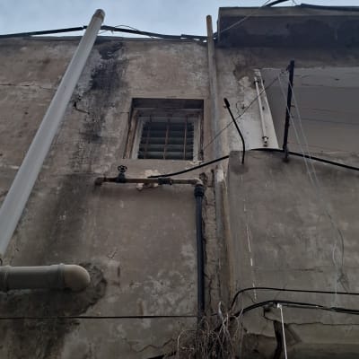 צינורות מים על קיר חיצוני של בניין ישן