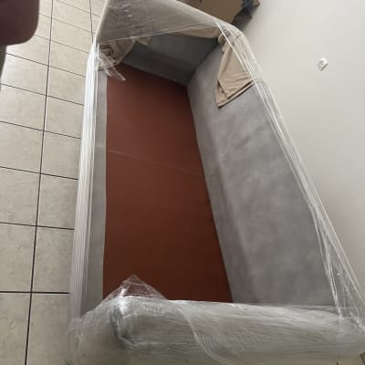 ספה עטופה בניילון מוכנה להובלה בחדר