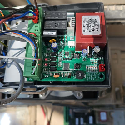 מעגל חשמלי עם חוטים צבעוניים ומרכיבים אלקטרוניים