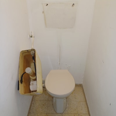 מיכל הדחה פתוח עם חלקים פנימיים גלויים