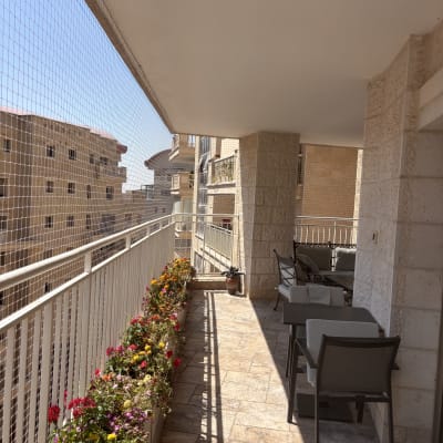 מרפסת עם רשת הגנה וצמחי נוי