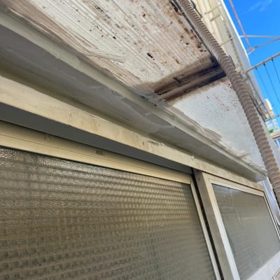 גג פלסטיק עם סימני לכלוך ותיקון