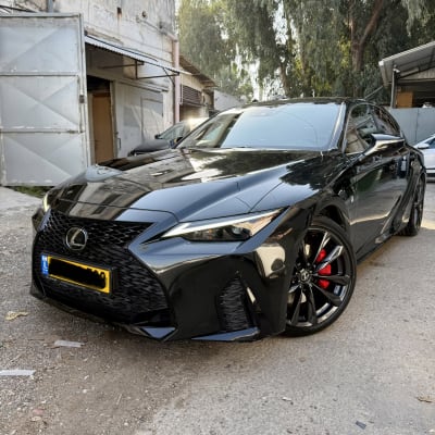 רכב לקסוס שחור מבריק בחניה, מראה תוצאות דיטיילינג