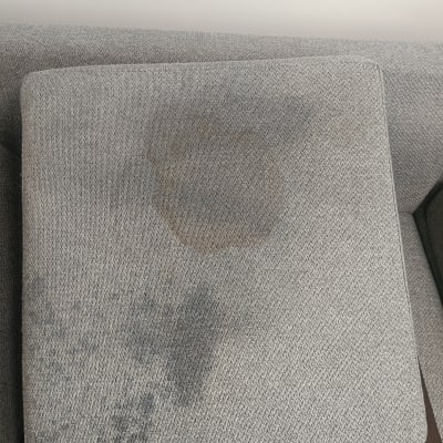 כרית ספה עם כתמים כהים ולכלוך