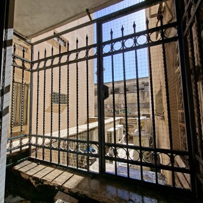 רשת למניעת כניסת יונים על חלון בניין