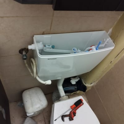 מיכל הדחה פתוח עם כלים לתיקון אינסטלציה