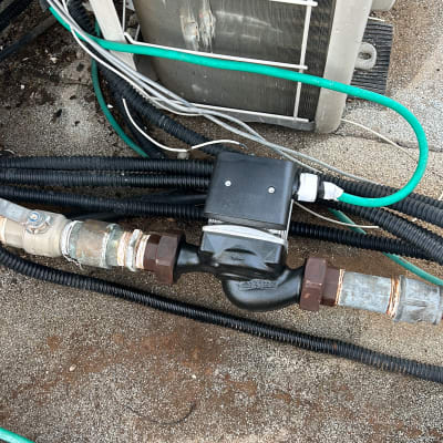 צנרת ומחברים במערכת חימום סולארית