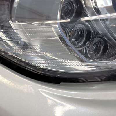 פנס רכב עם פרטים ברורים