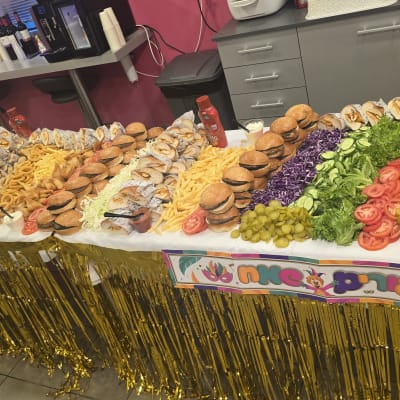 שולחן קייטרינג עם המבורגרים, ירקות וצ