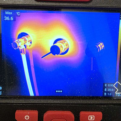 תמונה של מצלמה תרמית מציגה חום בצינורות