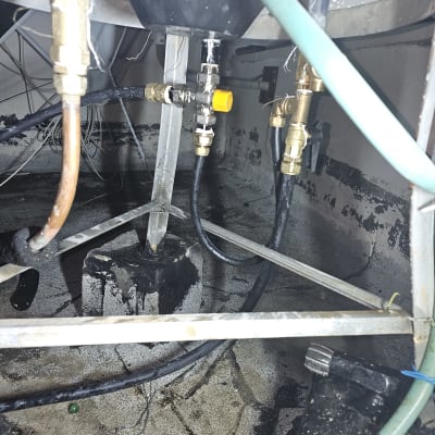 צנרת ומחברים מתחת לדוד שמש