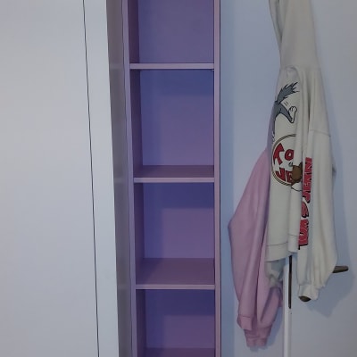 ארון מדפים סגול עם חמישה תאים