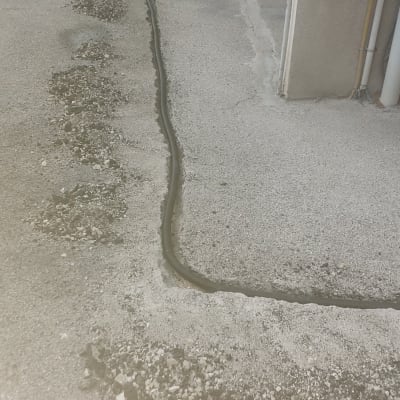 תעלה באספלט עם צינור חשוף