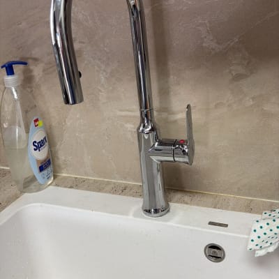 ברז כיור במטבח עם סבון נוזלי