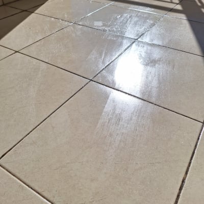 רצפת אריחים מבריקה עם סימני איטום טריים