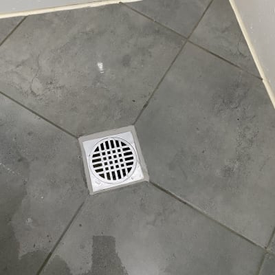 רצפת חדר אמבטיה עם ניקוז מים