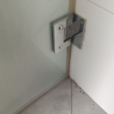 ציר מתכת לדלת זכוכית במקלחת