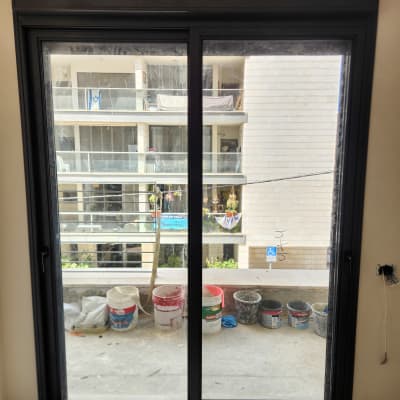 חלון אלומיניום עם מסגרת שחורה