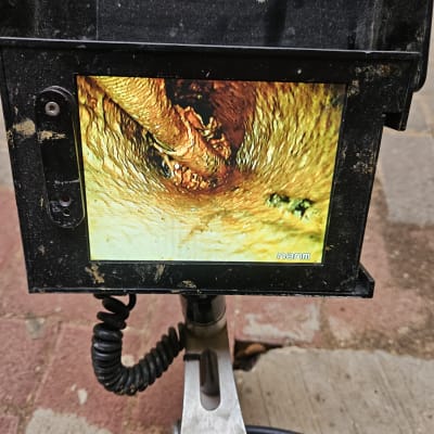 מסך מציג צילום פנים צינור עם מצלמת סיב אופטי