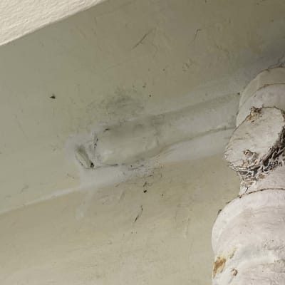 צינור מתכת עם תיקון טיח על קיר