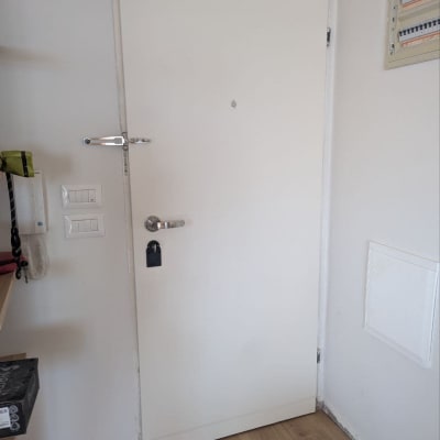 דלת לבנה עם מנעול ובריחים