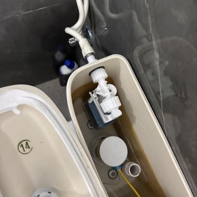 מנגנון הדחה ומצוף בתוך ניאגרה גלויה פתוחה