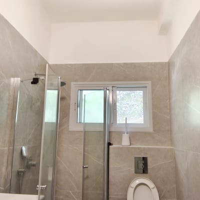 חדר אמבטיה עם שירותים ומקלחת