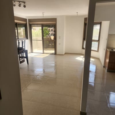 רצפה מבריקה ונקייה בחדר מואר