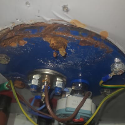 חלק תחתון של דוד שמש עם חלודה וחיבורים חשמליים