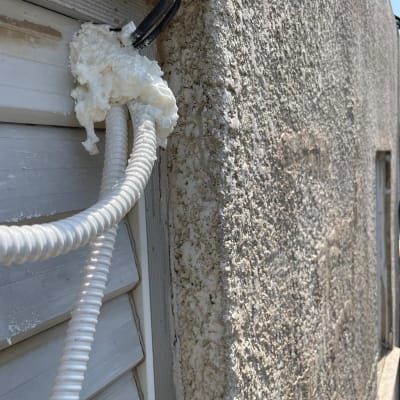 צינורות מיזוג אוויר עם קצף בידוד על קיר חיצוני