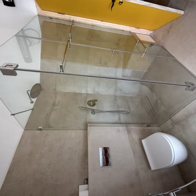 מקלחון זכוכית עם דלתות זכוכית ומוטות מתכת