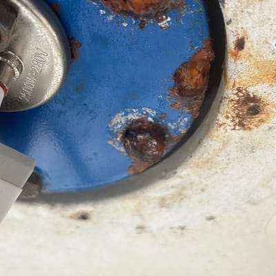 חלק תחתון של דוד שמש עם חלודה וברגים