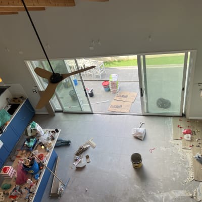 שיפוץ מטבח עם כלים וחומרים על הרצפה