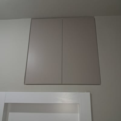 ארון עץ מעל דלת לבנה