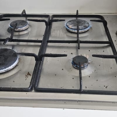 כיריים גז עם ארבעה מבערים, חלקם דולקים