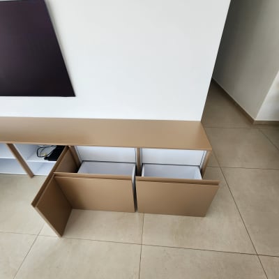 ארון עץ עם מגירות פתוחות על רצפת אריחים