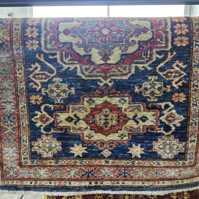 שטיח צבעוני תלוי לייבוש לאחר ניקוי